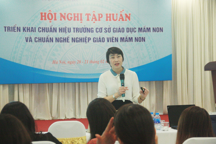 PGS.TS Nguyễn Thị Mỹ Trinh – Trưởng nhóm nghiên cứu chuẩn giáo viên cơ sở giáo dục mầm non chia sẻ tại hội nghị tập huấn