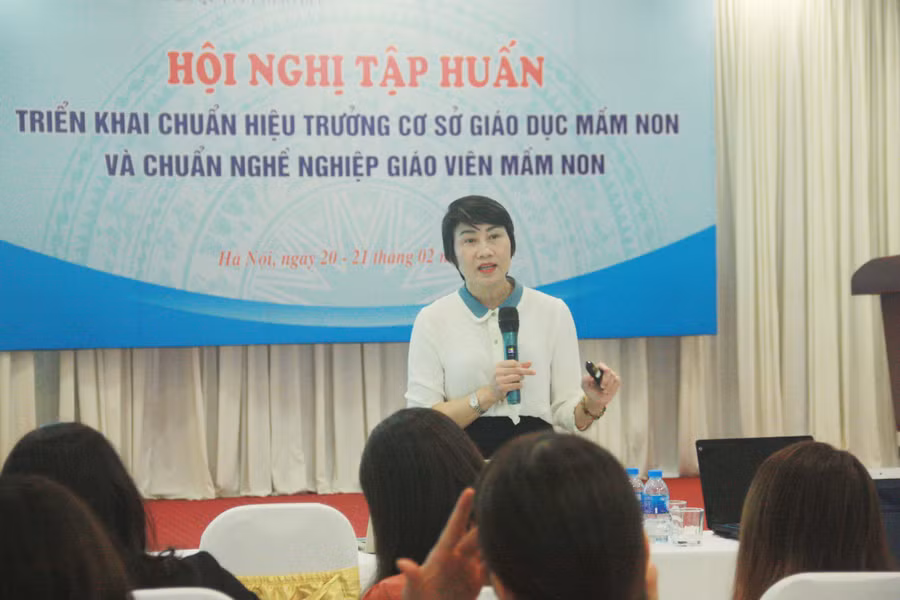 PGS.TS Nguyễn Thị Mỹ Trinh – Trưởng nhóm nghiên cứu chuẩn giáo viên cơ sở giáo dục mầm non chia sẻ tại hội nghị tập huấn
