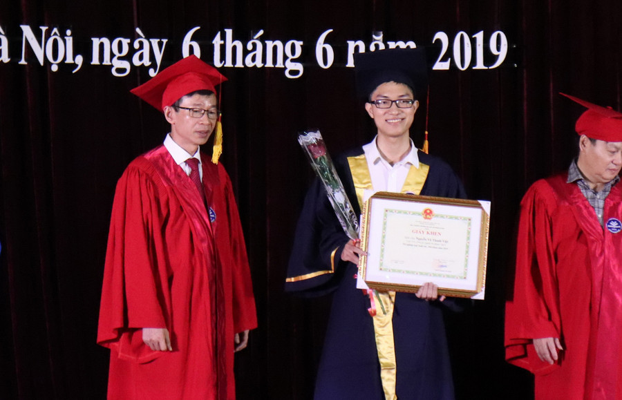 Việt nhận Bằng khen của Trường Đại học Sư phạm Hà Nội tại lễ bế giảng Việt nhận Bằng khen của Trường Đại học Sư phạm Hà Nội tại lễ bế giảng