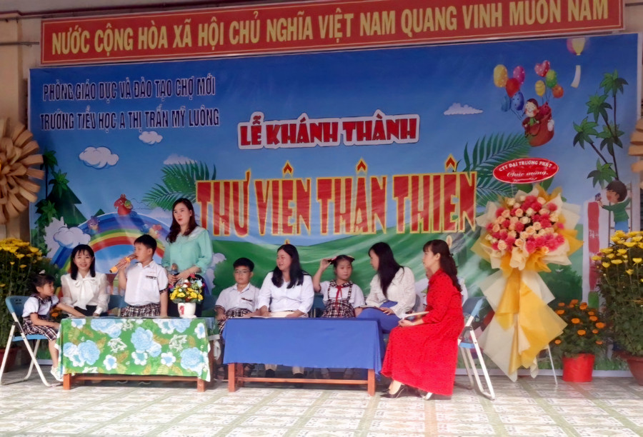 Cô trò tham gia tiết mục giới thiệu sách trong buổi khánh thành thư viện thân thiện. Cô trò tham gia tiết mục giới thiệu sách trong buổi khánh thành thư viện thân thiện.