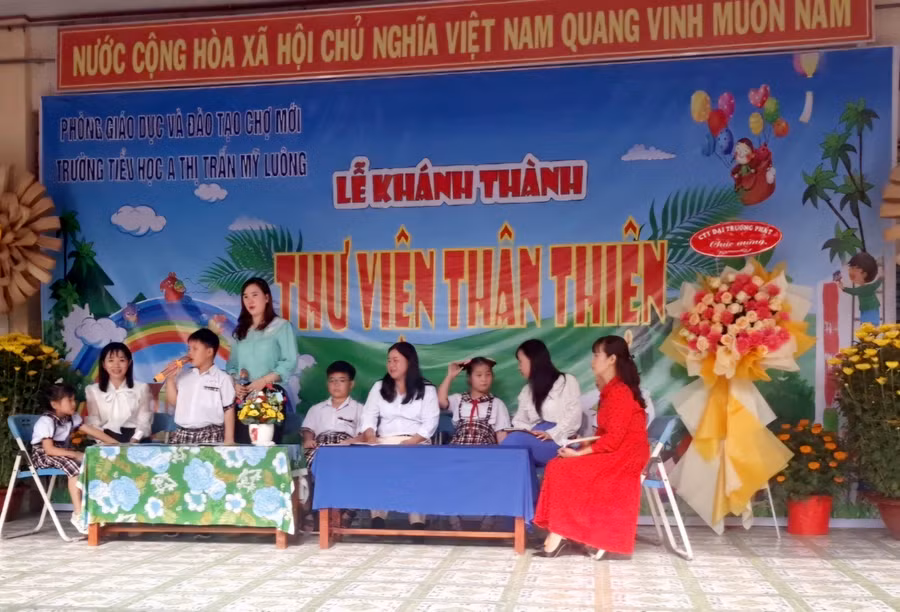Cô trò tham gia tiết mục giới thiệu sách trong buổi khánh thành thư viện thân thiện.