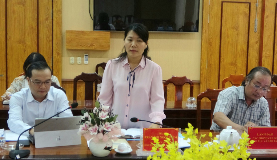 Bà Trần Thị Ngọc Diễm - Giám đốc Sở GD&ĐT An Giang phát biểu tại buổi làm việc. Bà Trần Thị Ngọc Diễm - Giám đốc Sở GD&ĐT An Giang phát biểu tại buổi làm việc.