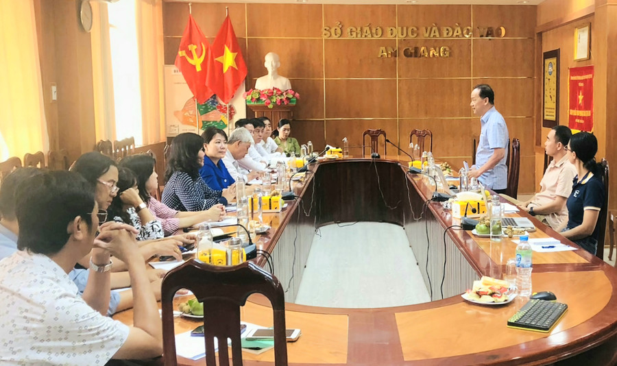 Đại diện Tổ chức Room to Read Việt Nam phát biểu tại buổi làm việc. Đại diện Tổ chức Room to Read Việt Nam phát biểu tại buổi làm việc.