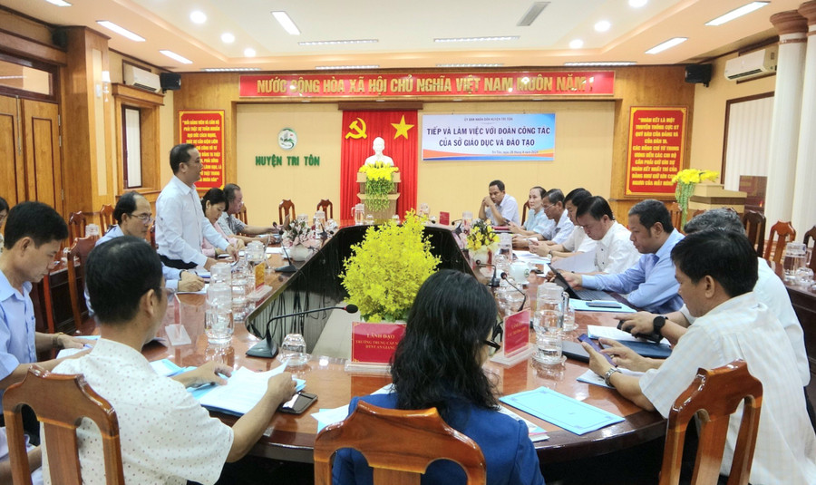 Đại biểu tham dự buổi làm việc. Đại biểu tham dự buổi làm việc.