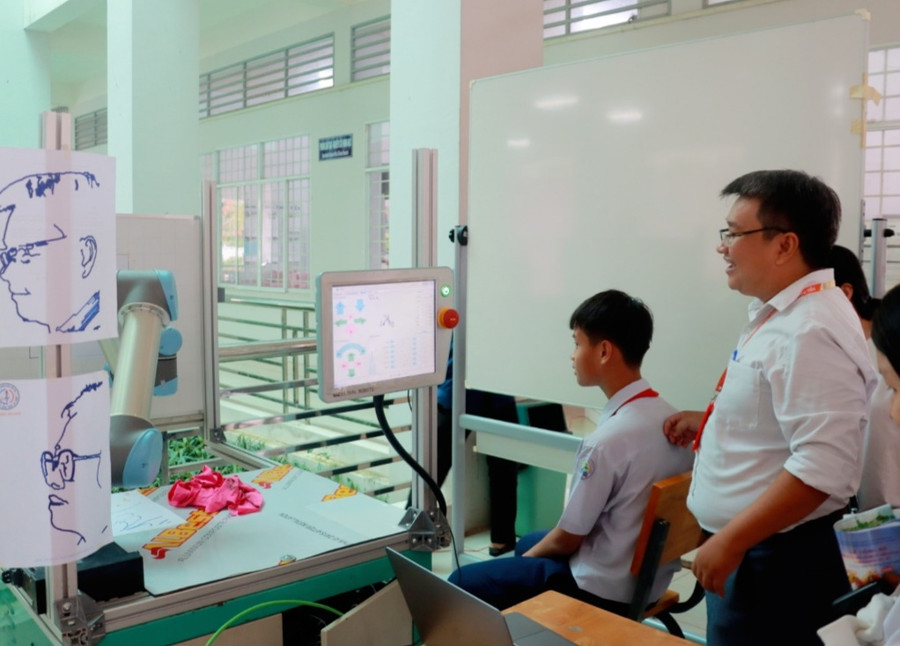 Học sinh tham gia trải nghiệm hoạt động yêu thích. Học sinh tham gia trải nghiệm hoạt động yêu thích.