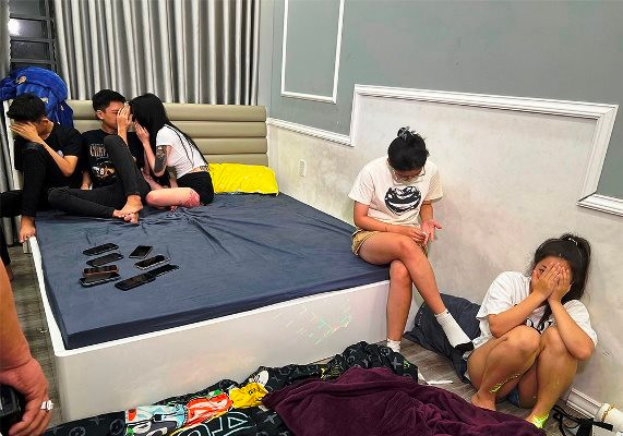 Nhóm người có biểu hiện sử dụng ma túy. (Ảnh: Tiến Tầm) Nhóm người có biểu hiện sử dụng ma túy. (Ảnh: Tiến Tầm)