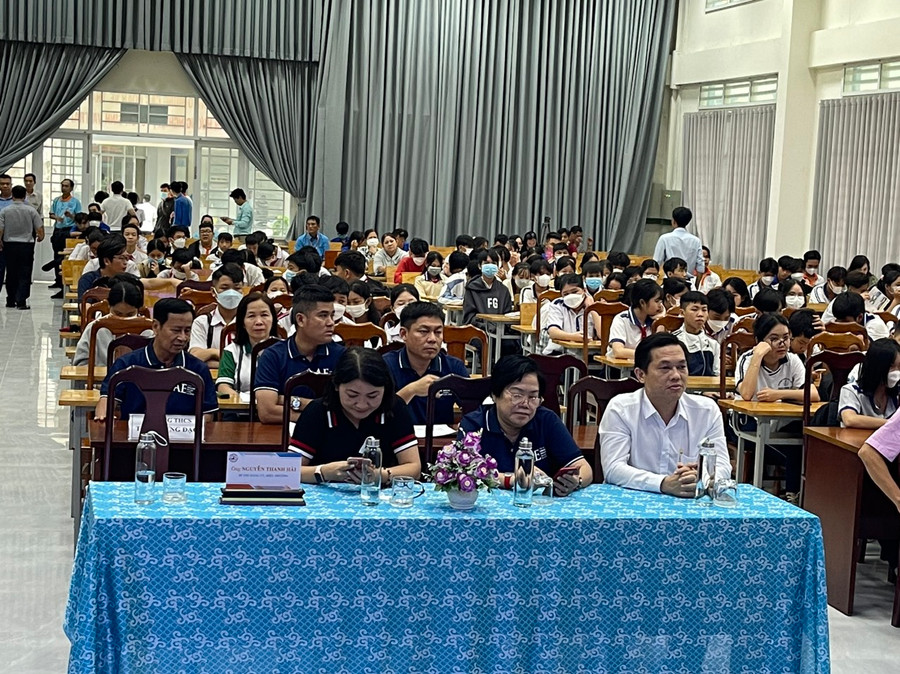 Đại biểu và học sinh các trường THCS tham dự Ngày hội Tư vấn hướng nghiệp, tuyển sinh và trải nghiệp. Đại biểu và học sinh các trường THCS tham dự Ngày hội Tư vấn hướng nghiệp, tuyển sinh và trải nghiệp.