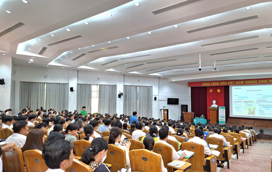 Giáo viên trao đổi, chia sẻ chuyên môn cùng báo cáo viên.