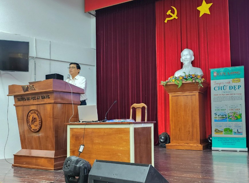 Ông Nguyễn Quốc Khanh - Phó GĐ Sở GD&amp;ĐT An Giang phát biểu khai mạc.