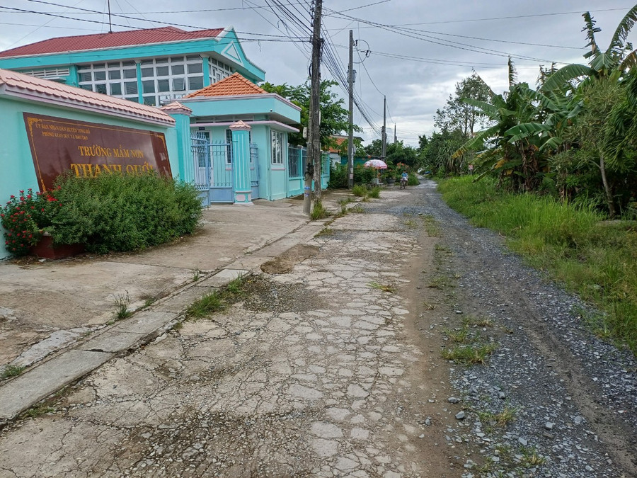 Tuyến đường trước trường Mẫu giáo xuống cấp. Tuyến đường trước trường Mẫu giáo xuống cấp.
