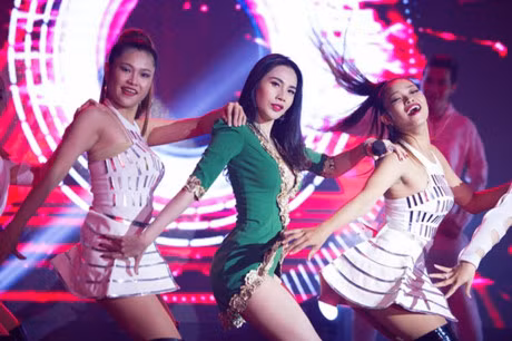 Thuy Tien mac sexy dien boc lua khien Cong Vinh rao ruc o xu nguoi - Anh 22