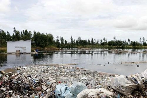 Các ô chứa nước rỉ rác có nguy cơ vỡ đê, tràn ra ngoài bất cứ lúc nào tại bãi rác Cờ Đỏ (Cần Thơ). Ảnh: Nguyễn Thanh Liêm - TTXVN