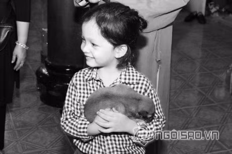 Co me la Diva, bo doanh nhan, cac con Hong Nhung duoc day nhu the nao? - Anh 30