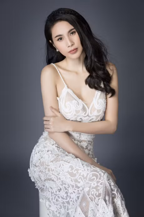 Thuy Tien mac sexy dien boc lua khien Cong Vinh rao ruc o xu nguoi - Anh 1