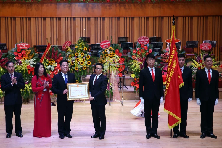 Thay mặt lãnh đạo Đảng, Nhà nước, Phó Thủ tướng Vũ Đức Đam trao Huân chương Lao động hạng Nhì cho Học viện Âm nhạc quốc gia Việt Nam. Ảnh. VGP/Đình Nam