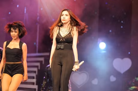 Thuy Tien mac sexy dien boc lua khien Cong Vinh rao ruc o xu nguoi - Anh 20