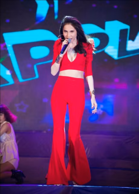 Thuy Tien mac sexy dien boc lua khien Cong Vinh rao ruc o xu nguoi - Anh 6