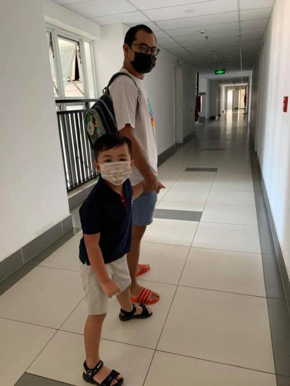 Chia sẻ tâm trạng hào hứng khi biết được quay lại trường để gặp thầy cô bạn bè của cậu con trai, Ái Châu - vợ diễn viên Huỳnh Đông chia sẻ: &quot;Sáng nay của nhà em đây. Anh con nghe đi học là ngồi bật dậy ngay lập tức, mặt vui tươi hớn hở. Nhớ bạn nhớ lớp dữ dằn lắm rồi! Thôi nha, nhiêu đó đủ rồi nha chị Covid-19, cho con em đi học suôn sẻ tới đại học nha chị&quot;.