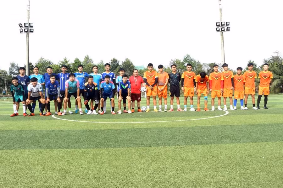 Các lưu học sinh hào hứng tham gia hội thao.