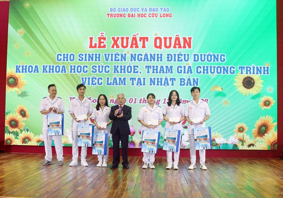 PGS.TS Lương Minh Cừ, Bí thư Đảng ủy, Hiệu trưởng Trường ĐH Cửu Long tặng quà cho các sinh viên. PGS.TS Lương Minh Cừ, Bí thư Đảng ủy, Hiệu trưởng Trường ĐH Cửu Long tặng quà cho các sinh viên.
