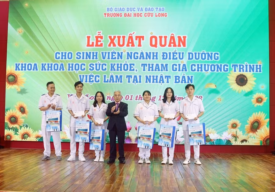 PGS.TS Lương Minh Cừ, Bí thư Đảng ủy, Hiệu trưởng Trường ĐH Cửu Long tặng quà cho các sinh viên.