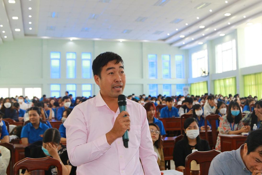 Đại biểu tham dự trao đổi tại hội thảo.