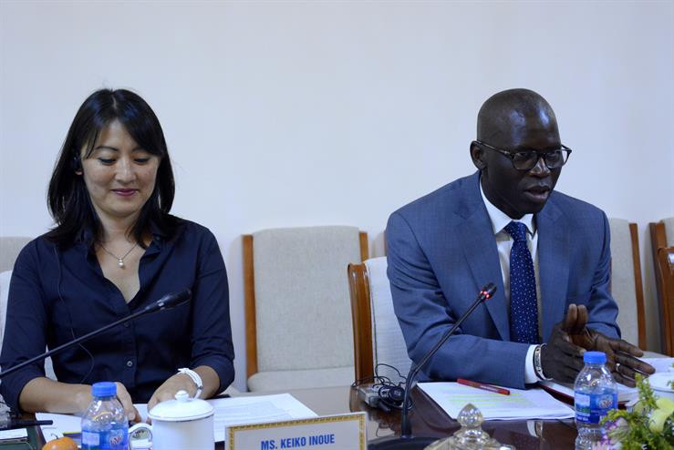 Giám đốc Ngân hàng thế giới tại Việt Nam Ousmane Dione đã chia sẻ với Bộ trưởng Phùng Xuân Nhạ về Dự án nguồn vốn con người và chương trình trao đổi tri thức