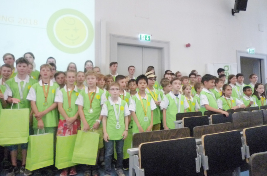 Lễ phát thưởng chẳng cờ hoa, hát hò mà tiếng vỗ tay, sự cổ vũ sôi động cả hội trường rộng lớn.