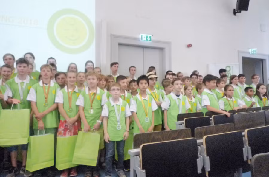 Lễ phát thưởng chẳng cờ hoa, hát hò mà tiếng vỗ tay, sự cổ vũ sôi động cả hội trường rộng lớn.