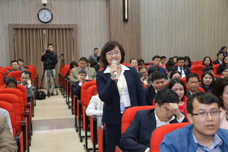 Cán bộ, giảng viên Trường ĐH Công nghiệp Hà Nội đặt câu hỏi tới diễn giả và lãnh đạo nhà trường về công tác truyền thông