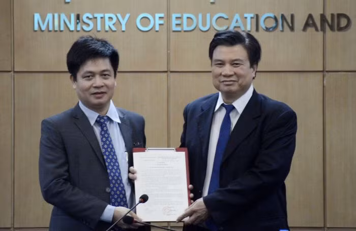 Trao quyết định bổ nhiệm Vụ trưởng Vụ Giáo dục Trung học