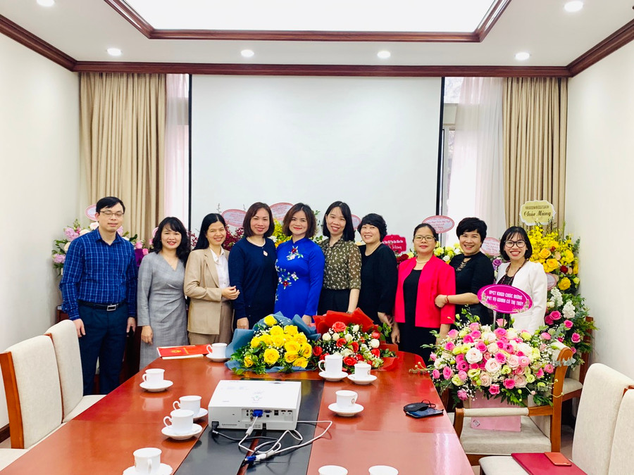 Tân Phó Vụ trưởng Cù Thị Thủy với công chức Vụ Giáo dục Mầm non. Tân Phó Vụ trưởng Cù Thị Thủy với công chức Vụ Giáo dục Mầm non.