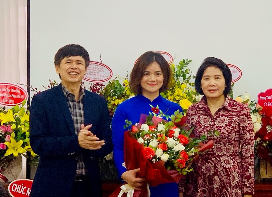 Lãnh đạo Vụ Giáo dục Mầm non tặng hoa chúc mừng tân Phó Vụ trưởng Cù Thị Thủy. Lãnh đạo Vụ Giáo dục Mầm non tặng hoa chúc mừng tân Phó Vụ trưởng Cù Thị Thủy.