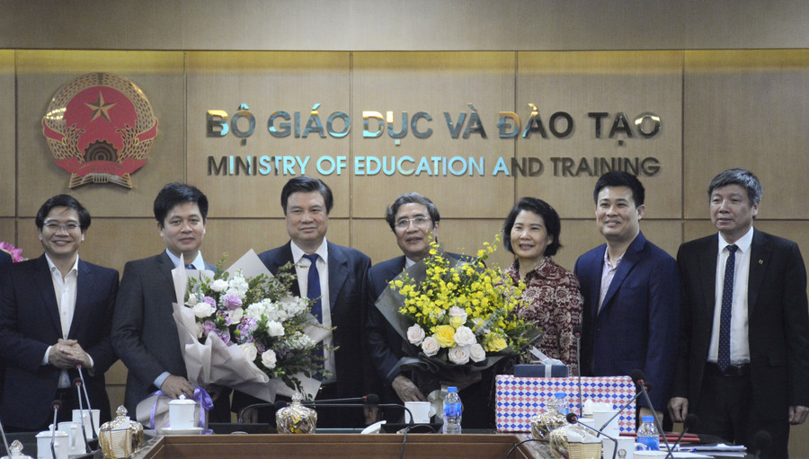 Thứ trưởng Nguyễn Hữu Độ cùng đại diện lãnh đạo một số cục, vụ tặng hoa cho tân Vụ trưởng Nguyễn Xuân Thành và nguyên Vụ trưởng Vũ Đình Chuẩn.