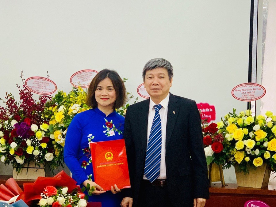 Bà Cù Thị Thủy và ông Phạm Xuân Hậu - Phó Vụ trưởng Vụ Tổ chức cán bộ - người thay mặt Vụ trưởng Vụ Tổ chức cán bộ đọc Quyết định điều động, bổ nhiệm tại buổi lễ. Bà Cù Thị Thủy và ông Phạm Xuân Hậu - Phó Vụ trưởng Vụ Tổ chức cán bộ - người thay mặt Vụ trưởng Vụ Tổ chức cán bộ đọc Quyết định điều động, bổ nhiệm tại buổi lễ.