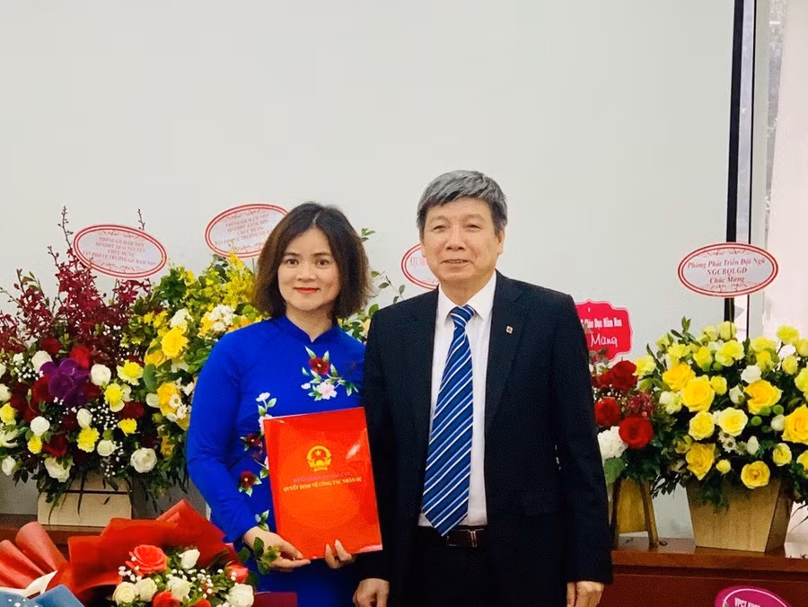 Bà Cù Thị Thủy và ông Phạm Xuân Hậu - Phó Vụ trưởng Vụ Tổ chức cán bộ - người thay mặt Vụ trưởng Vụ Tổ chức cán bộ đọc Quyết định điều động, bổ nhiệm tại buổi lễ.