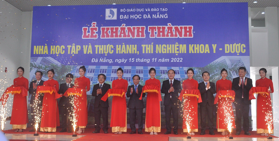 Lễ cắt băng khánh thành Nhà học tập và Thực hành, thí nghiệm Khoa Y - Dược, ĐH Đà Nẵng tại Làng Đại học Đà Nẵng. 