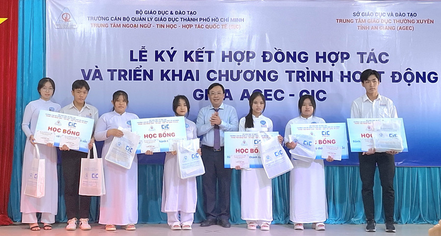 Trung tâm Ngoại ngữ - Tin học - Hợp tác quốc tế trao tặng học bổng cho học sinh An Giang. Trung tâm Ngoại ngữ - Tin học - Hợp tác quốc tế trao tặng học bổng cho học sinh An Giang.