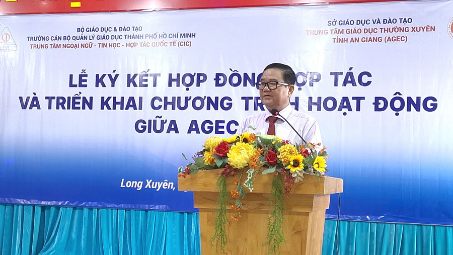 Ông Lâm Huỳnh Mạnh Đông - Giám đốc Trung tâm GDTX An Giang phát biểu tại lễ ký kết. Ông Lâm Huỳnh Mạnh Đông - Giám đốc Trung tâm GDTX An Giang phát biểu tại lễ ký kết.