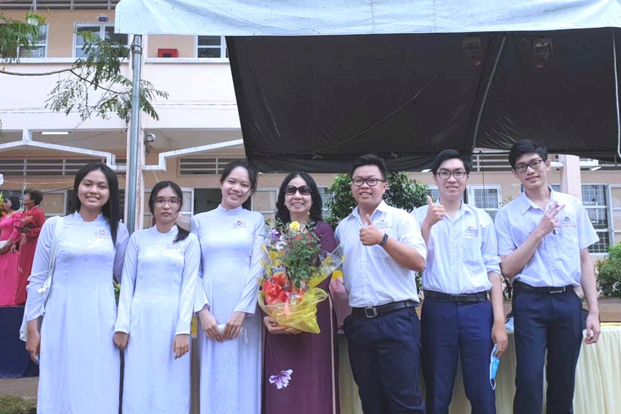 Trần Minh Trí (thứ 2 từ phải sang) cùng cô giáo và bạn bè cùng lớp. Trần Minh Trí (thứ 2 từ phải sang) cùng cô giáo và bạn bè cùng lớp.