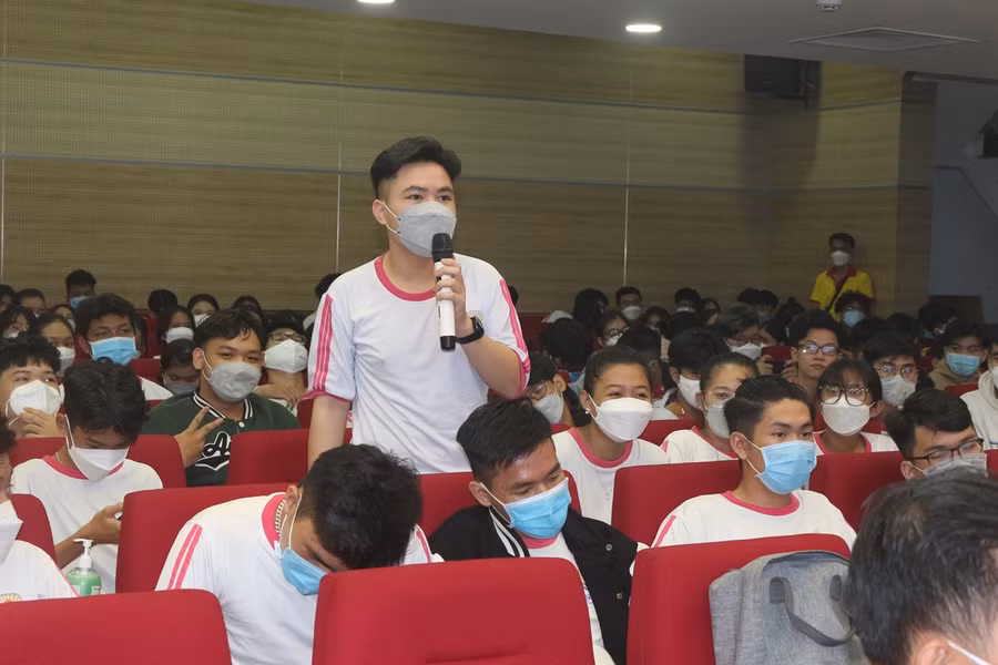 Học sinh Trường THPT Vĩnh Long đặt câu hỏi cho Ban tư vấn.