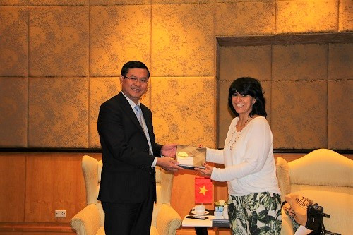 Thay mặt Bộ GD Columbia, bà Thứ trưởng Constansza Liliana Alarcón Párraga trao tặng món quà lưu niệm đến Thứ trưởng Bộ GD&ĐT Nguyễn Văn Phúc