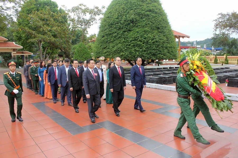 Đại biểu dâng hương tại Nghĩa trang liệt sĩ của tỉnh (thị trấn Phủ Thông, huyện Bạch Thông).