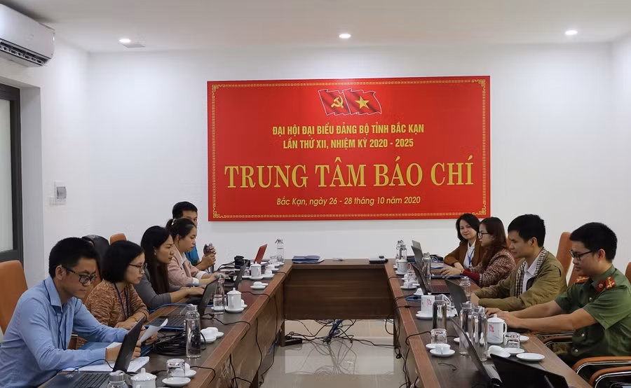 Phóng viên tác nghiệp tại Trung tâm báo chí của Đại hội