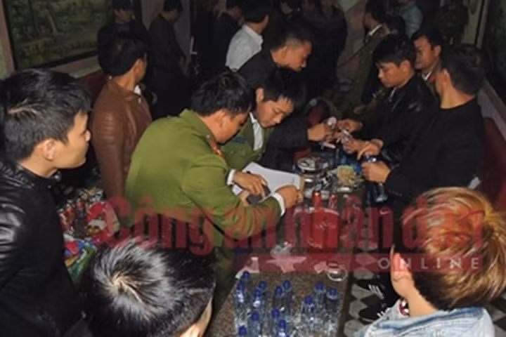 Phá tụ điểm ma túy, phát hiện 4 cô bé tuổi teen