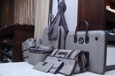 Nhin nhung hinh anh nay, khong ngo Dam Vinh Hung phai tra no hang ty cho me - Anh 21