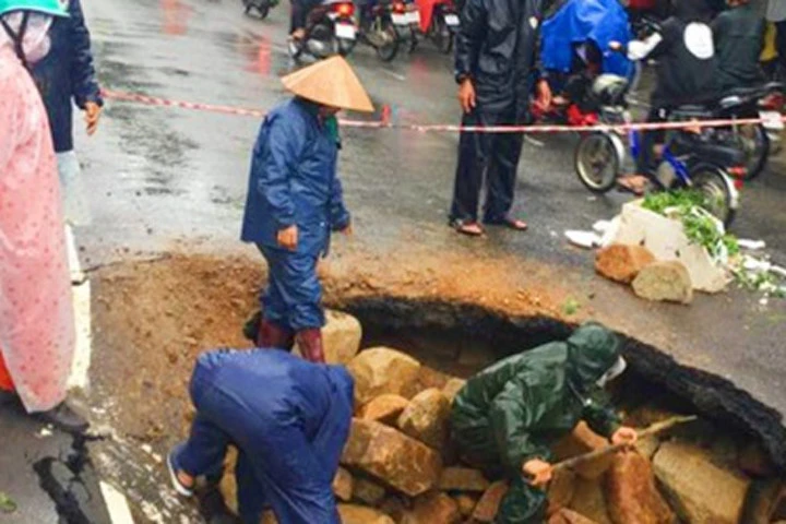 Vá tạm... "hố tử thần" ở Nha Trang