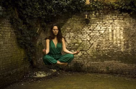 Giai ma bi an ve hien tuong con nguoi bay lo lung tren khong trung - Anh 9