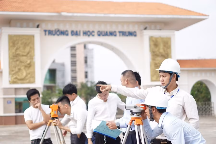Sinh viên trường Đại học Quang Trung trong giờ học thực hành.