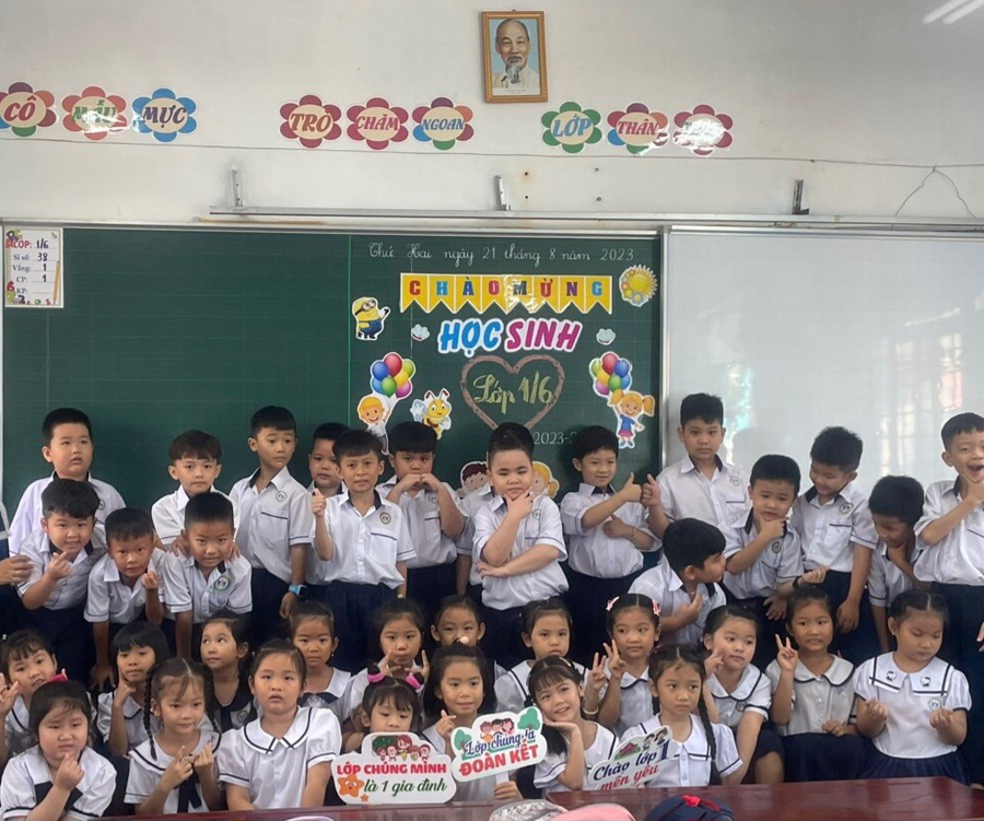 Học sinh lớp 1 ở Đồng Tháp ngày đầu đến trường.